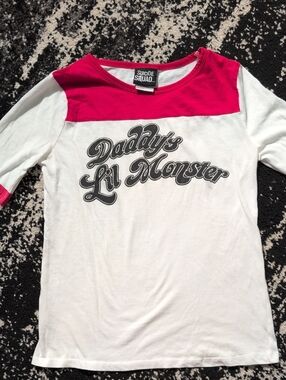 Suicide Squad Women's 'Daddy's Lil Monster' Long Sleeve Tee - White & Pink